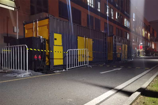 相城柴油发电机组的输出电压是如何调节的？